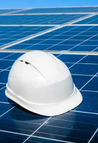 Helm auf Photovoltaikmodul